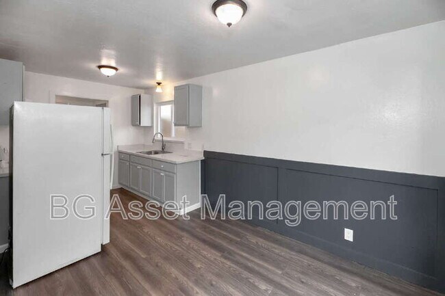 Photo - 212 Westwood St