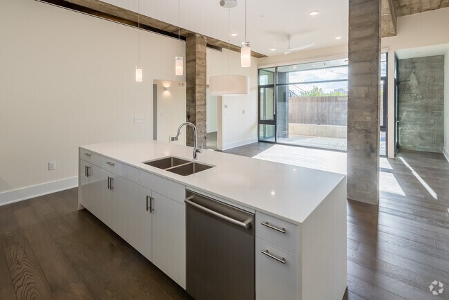 Building Photo - z-063025-Saxonia Apartments