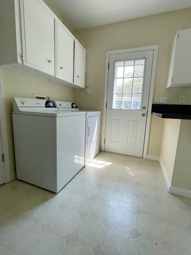 Photo - Quiet and Cozy Two Bed in SW Portland 5 plex~ Open Floor Plan~ Great Shared Outdoor Space~ Off St... Unit 8880A
