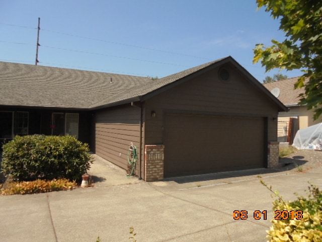 Photo - 565 NW Meadows Dr