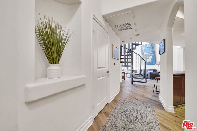 Photo - 15206 Burbank Blvd