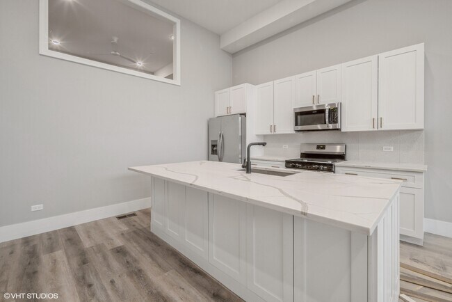 Photo - 639 W 18th St Unit 1