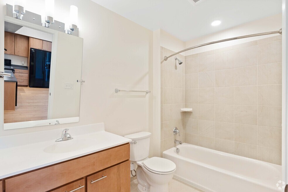 2 habitaciones, 1,5 baños - 886 pies cuadrados Baño 1