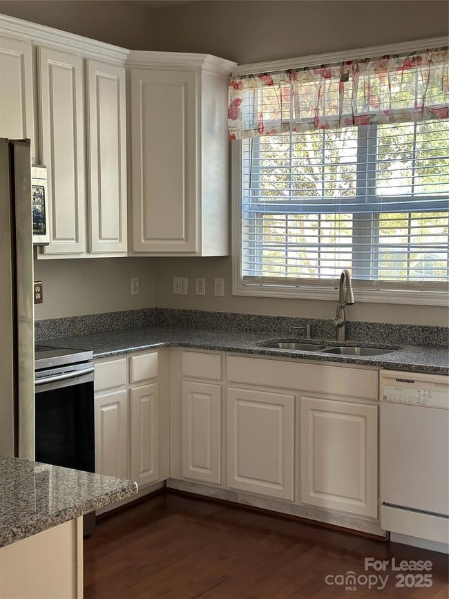 Photo - 121 Woodsong Ln
