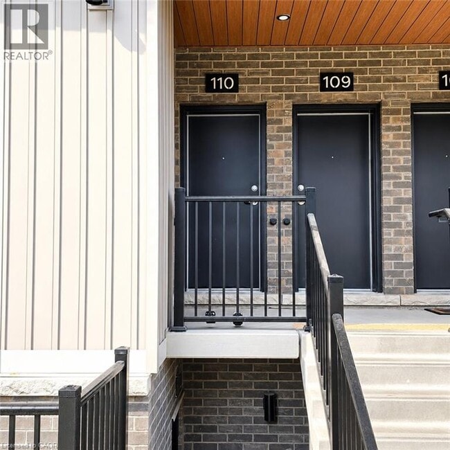 Photo - 824 Woolwich St