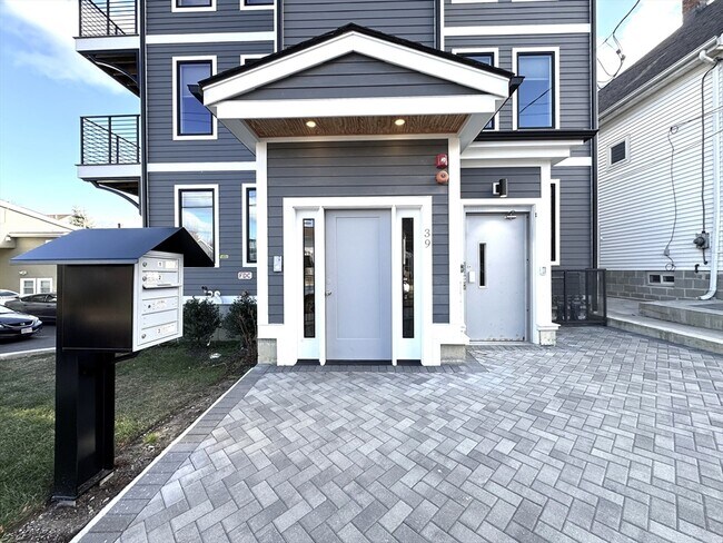 Building Photo - 39 Rich St Unit 2