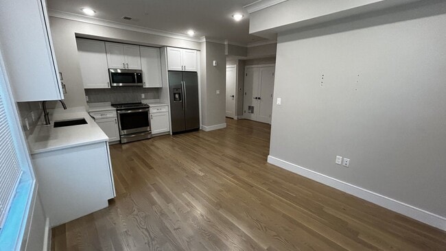 No Brokers Fee. Steps from the T Stop, In-... - No Brokers Fee. Steps from the T Stop, In-...