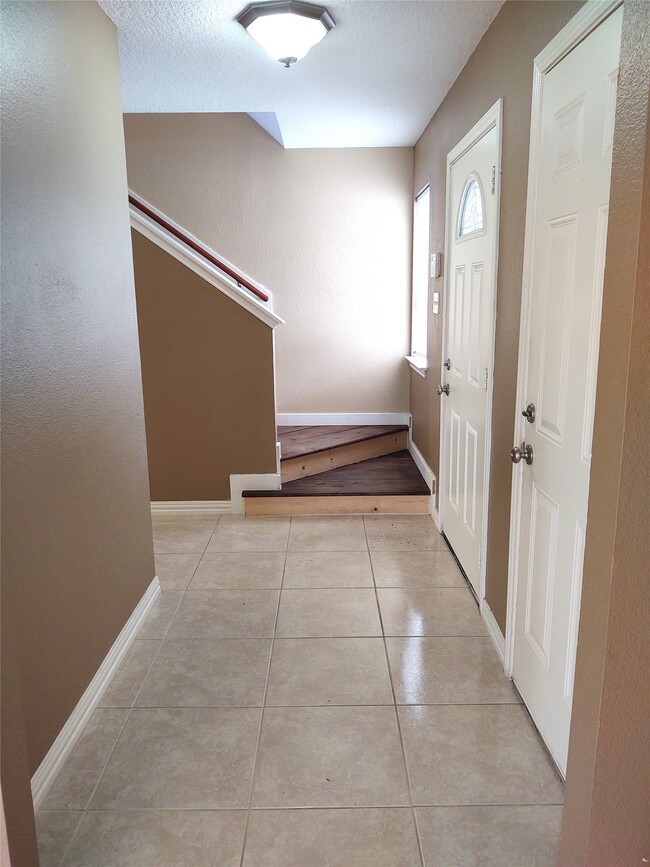 10802 Meadow Walk Ln