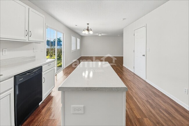808 Topsail Dr