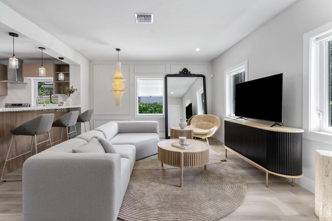 Photo - 4806 University Dr