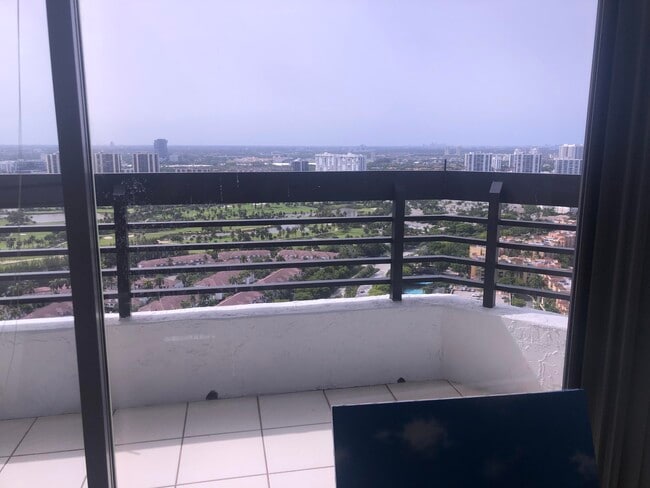 Building Photo - 3500 Mystic Pointe Dr Unit 3805 Rental