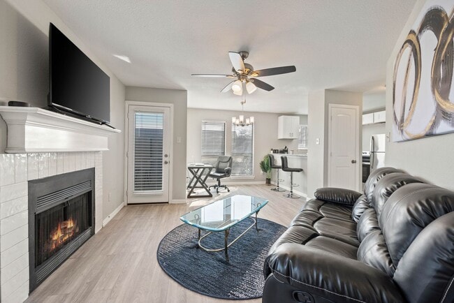 Building Photo - Furnished Condo with Modern Finishes in Ar...