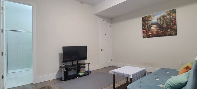 Photo - 16777 16A Av