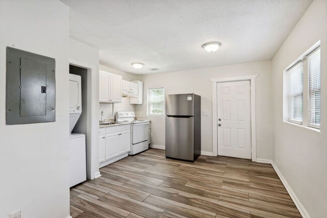 Building Photo - 619 Oliver St NW Unit B