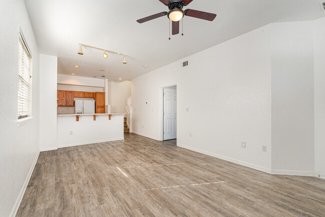 Photo - 105 Turpial Way