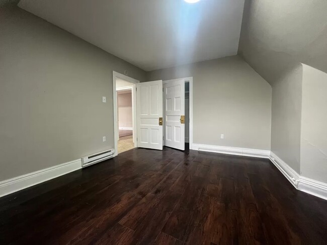 Room 1 - 1749 Crafton Blvd Apartments Unit 1