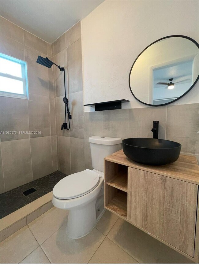 Building Photo - 2421 SW 26th Terrace Unit 2