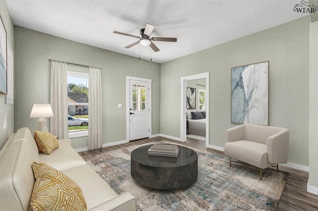 Photo - 2010 Joline St