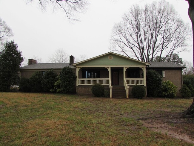 Building Photo - Immaculate 3 Bed/2 Bath Ranch - Oversized 2 Car Garage - Granite Countertops - Bonus Room - Outdo...