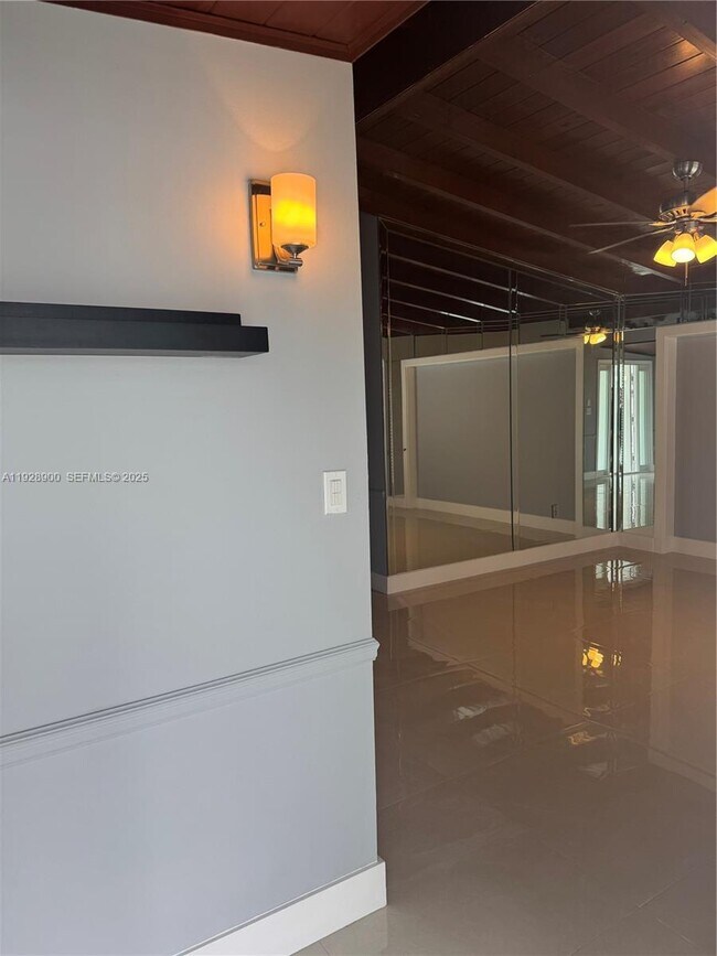 Photo - 881 Hialeah Dr