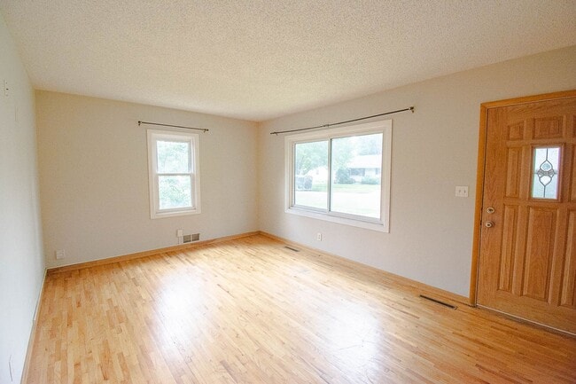 Building Photo - 3BR Home on Large Corner Lot – NW Rochester