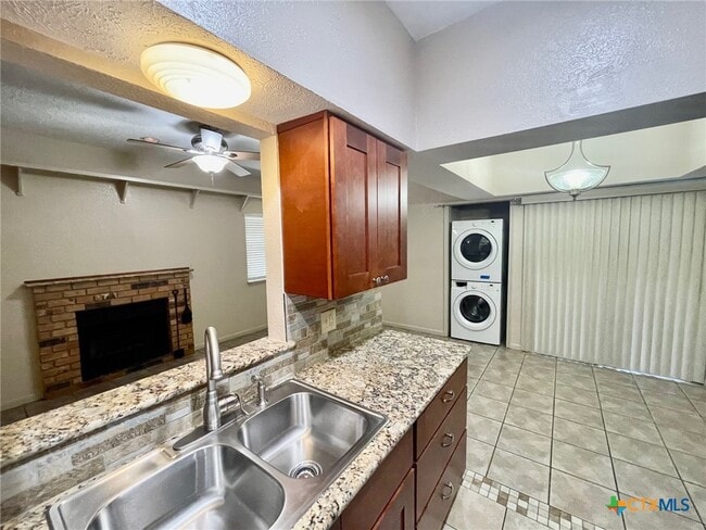 Photo - 421 W San Antonio St
