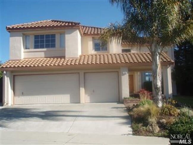 Building Photo - Expansive Oasis with a Guest House, Pool, ...