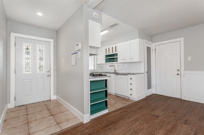 Photo - 2121 Travis Dr