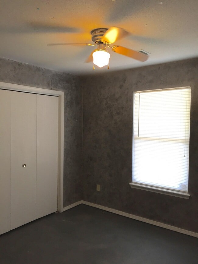 Photo - 214 W Dewey St
