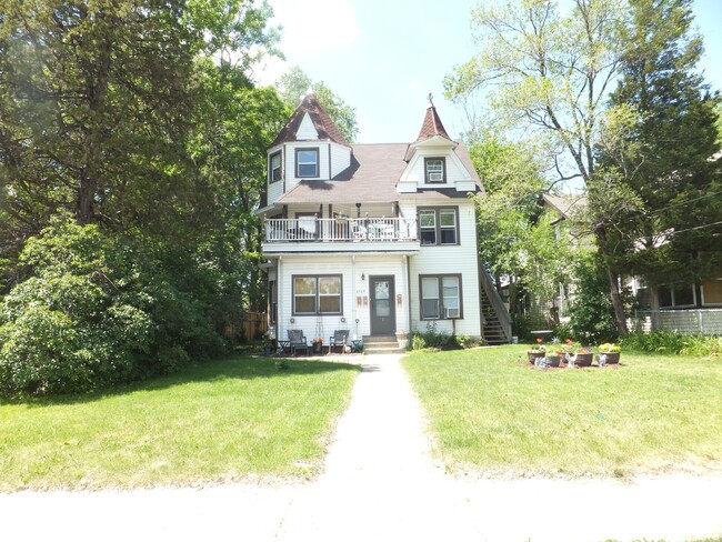 Victorian House Built in 1900 - 4549 Lincoln Ave Apartments Unit 2