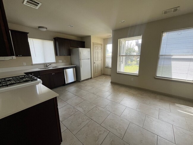 Photo - 4 Bed House - North of UT Campus
