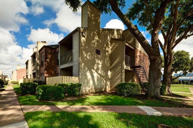 Building Photo - 16111 Aspenglen Dr Unit 306