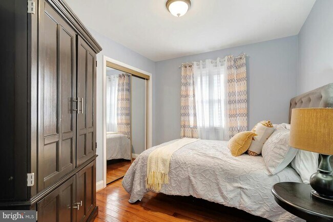 Photo - 900 E Tantallon Dr