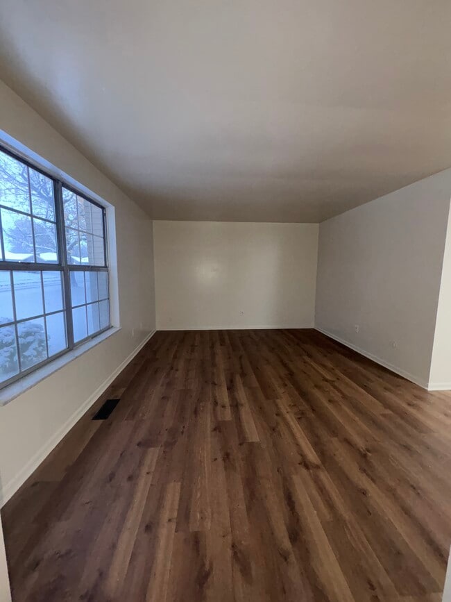 Living Room - 5317 Greencroft Dr Unidad 5317