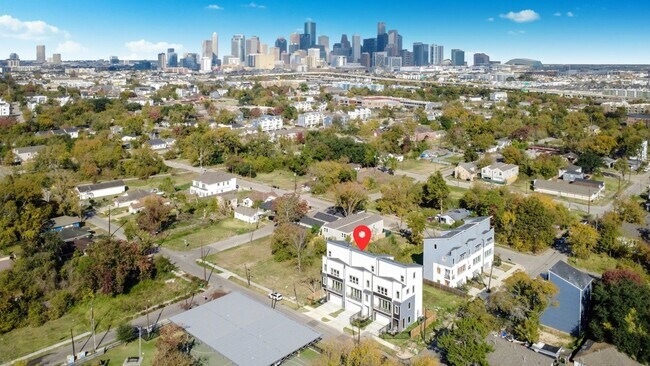 Photo - 3233 Tuam St