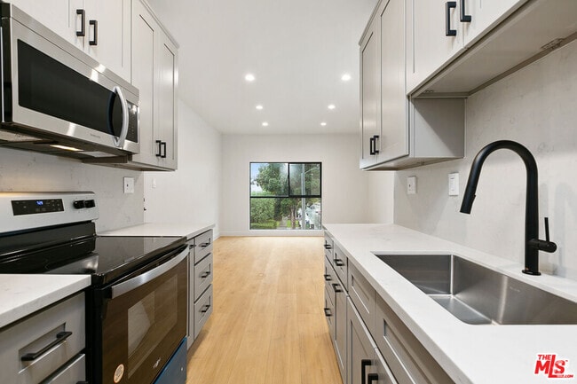 Building Photo - 7229 Willoughby Ave Unit 17 Rental