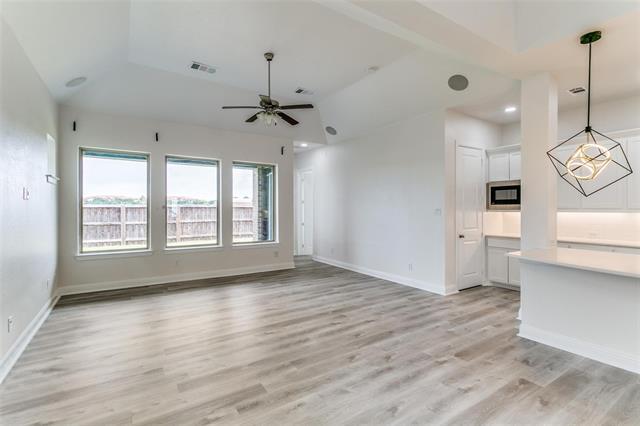 Photo - 523 Paddock Way