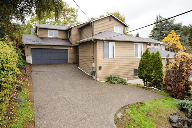 Building Photo - 8bed, 4 BA House, Close to University Village!!