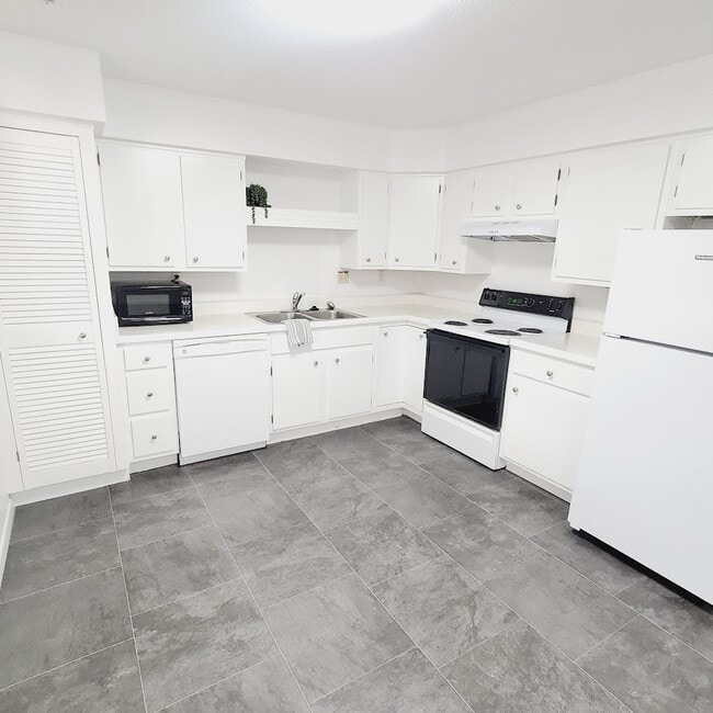 Building Photo - 1050 S Jones Blvd