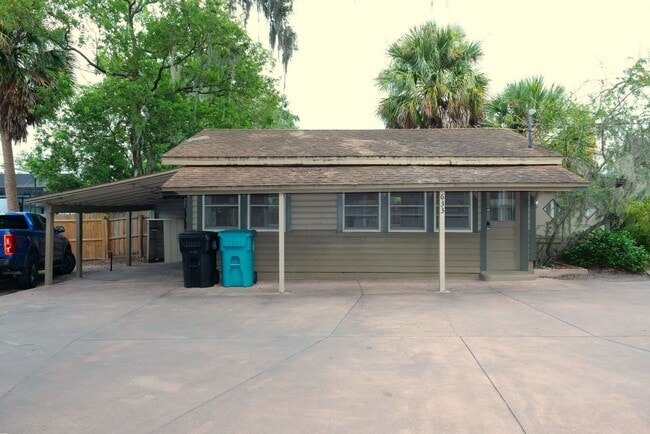 Building Photo - Downtown Efficiency with separate Bedroom ... Rental