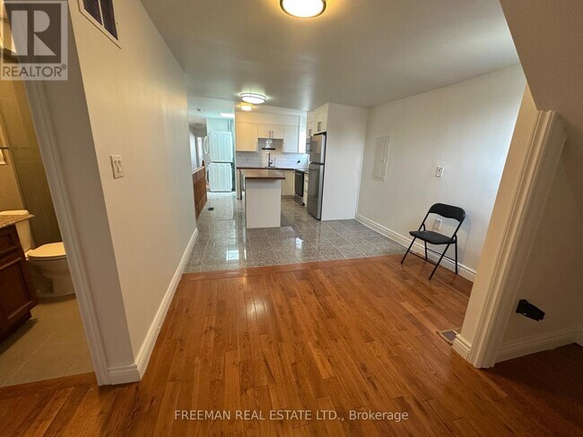 Photo - 1022 Gerrard St E