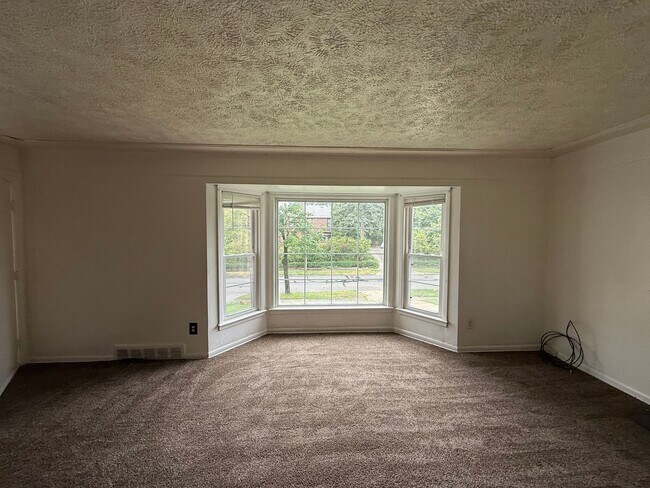 Photo - 3bd DOWNSTAIRS DUPLEX Shaker Section 8/Cas... Unit DN