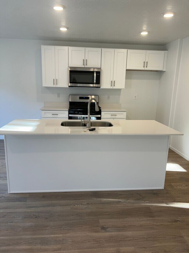 Photo - Beautiful spacious 3 bedroom, 2.5 bathroom house located in Cedar City!