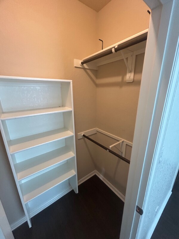 Photo - 724 Decathlon St