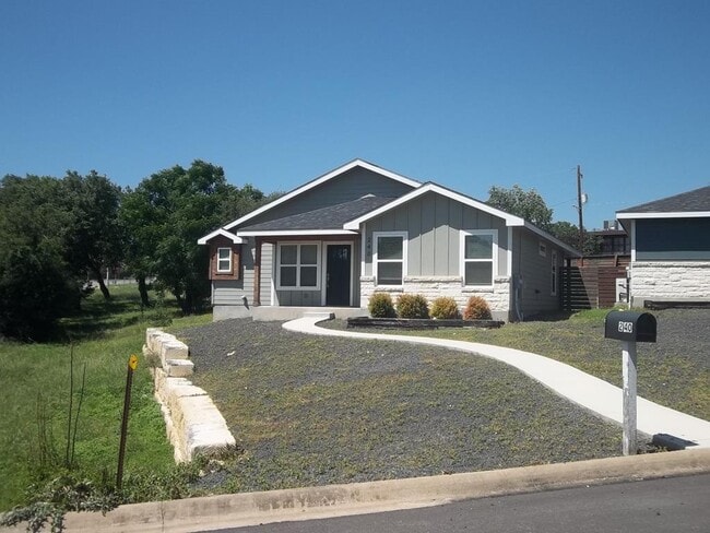 Building Photo - 240 Pin Oak Way N