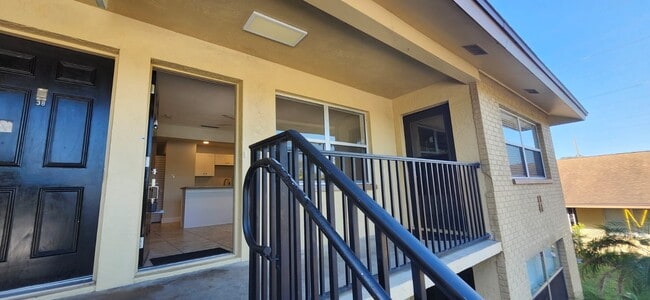 Building Photo - 2501 Harn Blvd Unit H39