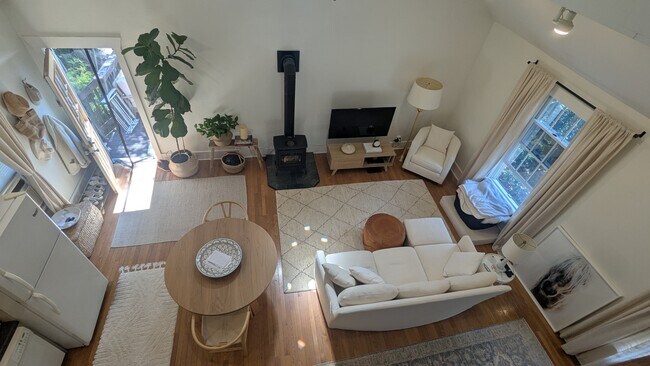 Bright, open, spacious loft apartment. 1 bedroom on main floor, 2nd BR or extra living space in loft - 156 Henry St House
