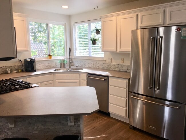 Building Photo - Stylish Townhome in Broadview