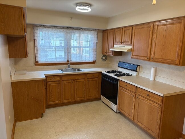 Building Photo - 1356 Roosevelt Ave Unit 2nd floor