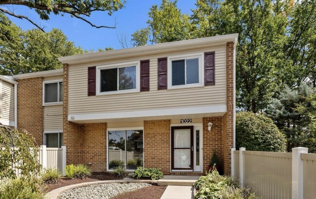 Photo - 1022 Oaklyn Ct Townhome